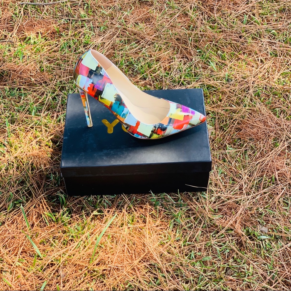 Super cute patterned pumps! Awesome colors!